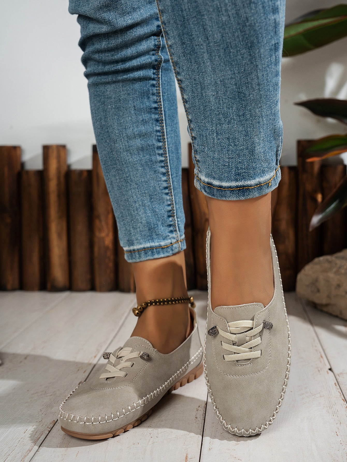 Sapatos ortopédicos confortáveis — com apoio do arco do pé, para aliviar a dor; macios e com amortecimento.