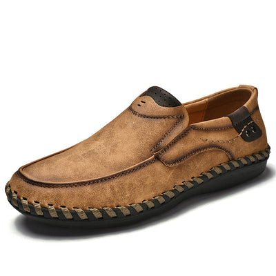 Sapatos ortopédicos confortáveis — apoio ergonómico do arco do pé, que alivia a dor, e biqueira larga que não aperta o pé.