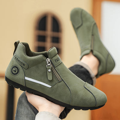 Sapatos ortopédicos confortáveis — apoio ergonómico do arco do pé, que alivia a dor, e biqueira larga que não aperta o pé.