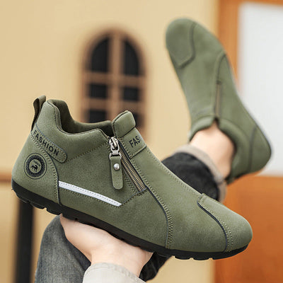 Sapatos ortopédicos confortáveis — apoio ergonómico do arco do pé, que alivia a dor, e biqueira larga que não aperta o pé.