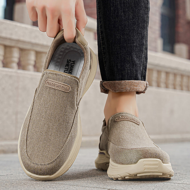 Sapatos ortopédicos confortáveis em camurça — com apoio do arco do pé, para aliviar a dor; recomendados por podólogos