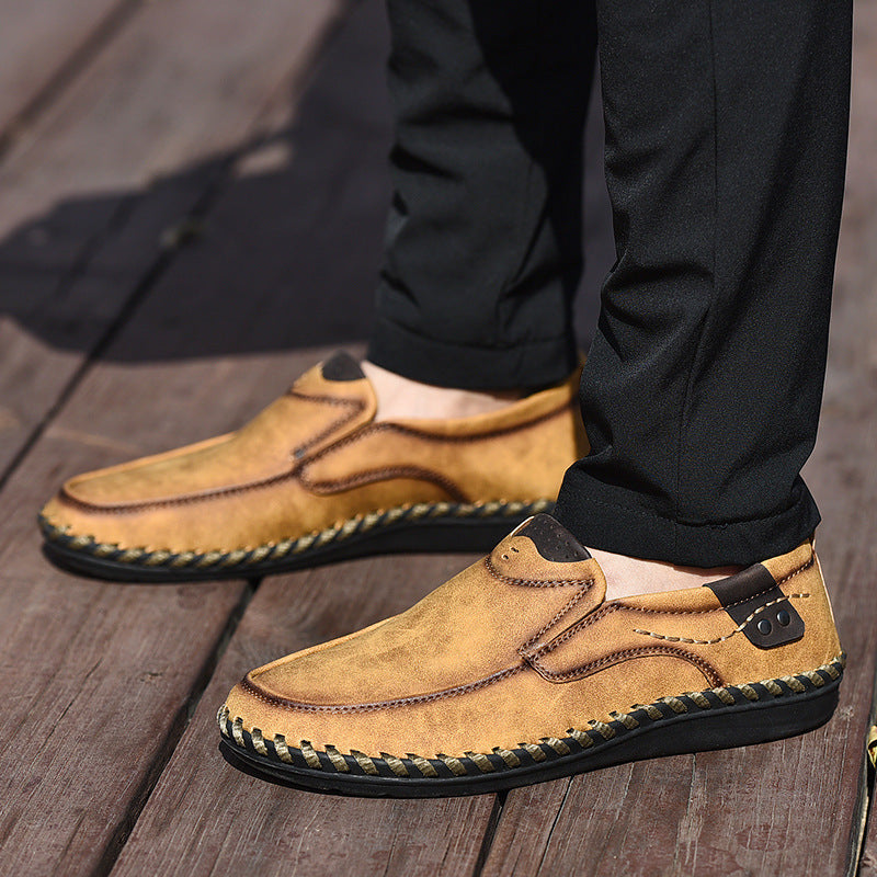 Sapatos ortopédicos confortáveis — apoio ergonómico do arco do pé, que alivia a dor, e biqueira larga que não aperta o pé.