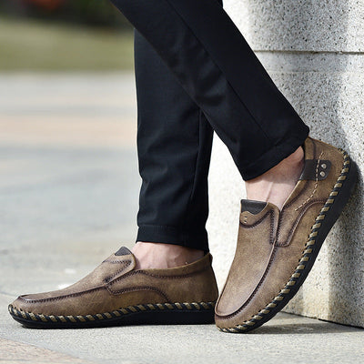 Sapatos ortopédicos confortáveis — apoio ergonómico do arco do pé, que alivia a dor, e biqueira larga que não aperta o pé.