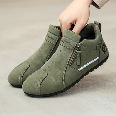 Sapatos ortopédicos confortáveis — apoio ergonómico do arco do pé, que alivia a dor, e biqueira larga que não aperta o pé.