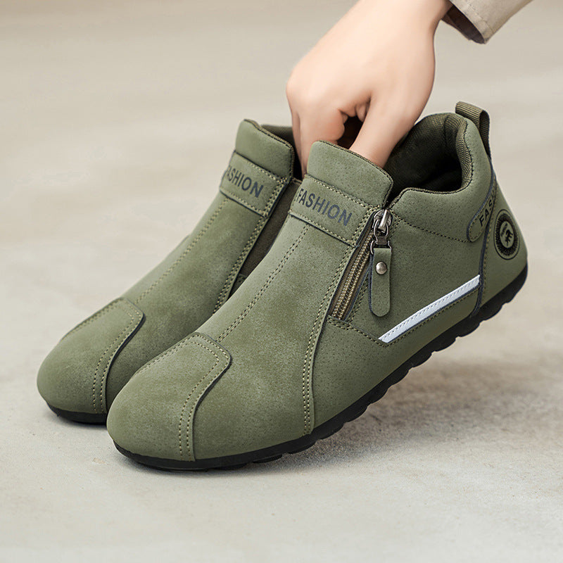 Sapatos ortopédicos confortáveis — apoio ergonómico do arco do pé, que alivia a dor, e biqueira larga que não aperta o pé.