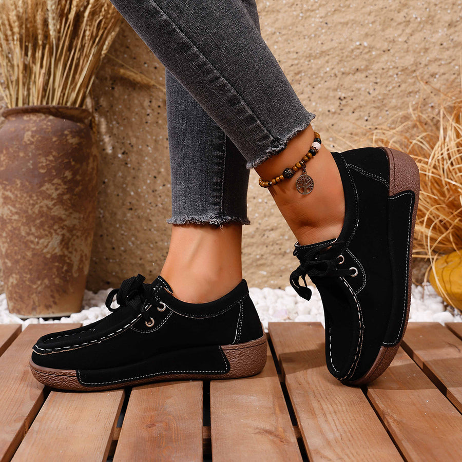 Sapatos ortopédicos confortáveis — apoio ergonómico do arco do pé, que alivia a dor, e biqueira larga que não aperta o pé.