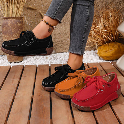 Sapatos ortopédicos confortáveis — apoio ergonómico do arco do pé, que alivia a dor, e biqueira larga que não aperta o pé.