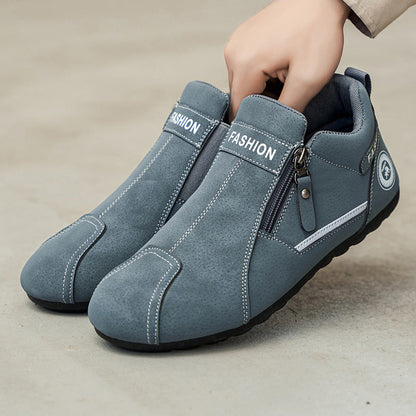 Sapatos ortopédicos confortáveis — apoio ergonómico do arco do pé, que alivia a dor, e biqueira larga que não aperta o pé.