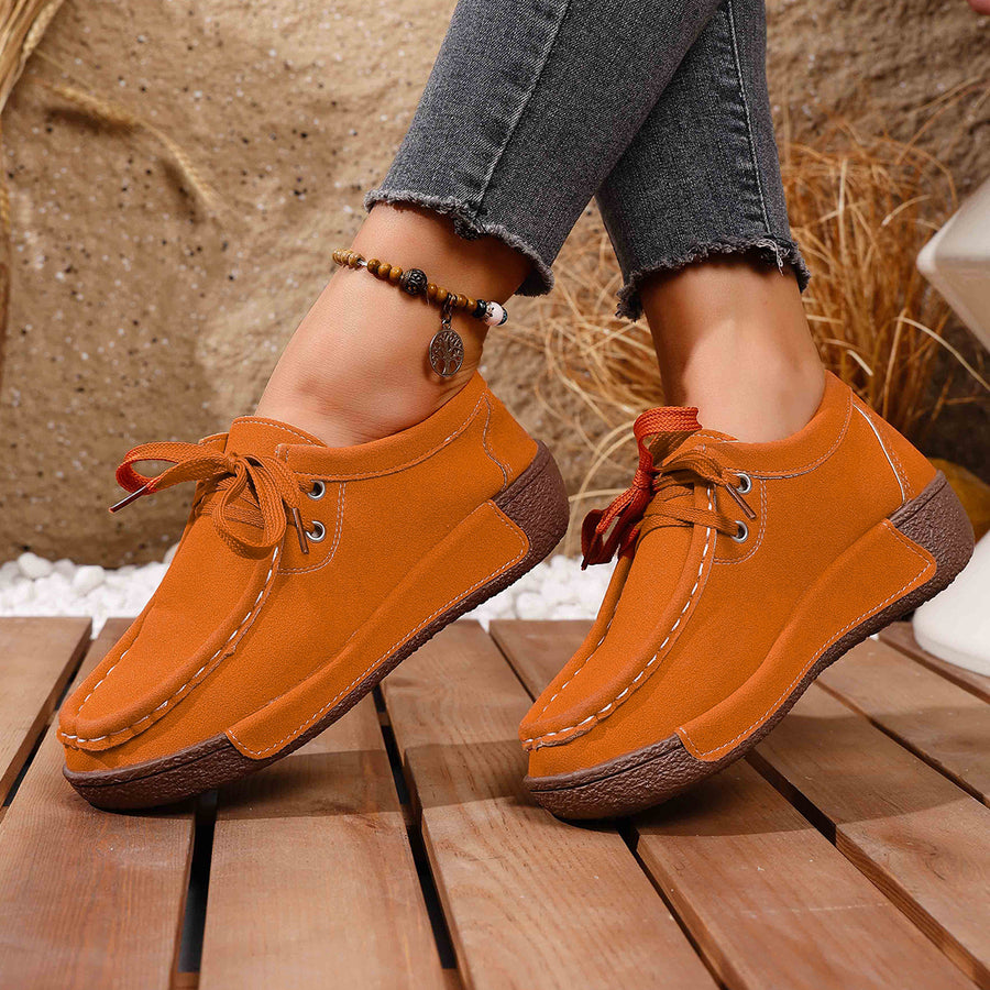 Sapatos ortopédicos confortáveis — apoio ergonómico do arco do pé, que alivia a dor, e biqueira larga que não aperta o pé.