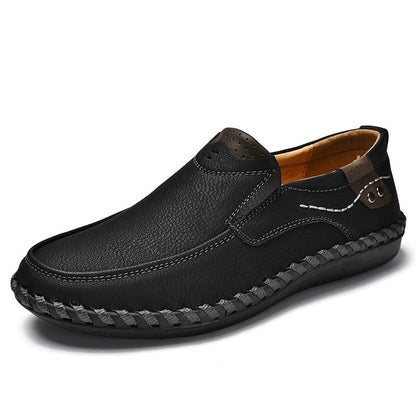 Sapatos ortopédicos confortáveis — apoio ergonómico do arco do pé, que alivia a dor, e biqueira larga que não aperta o pé.