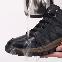 Sapatos ortopédicos para uso profissional — fabricados à mão em pele de vaca italiana; com apoio para o arco do pé; antiderrapantes e resistentes.