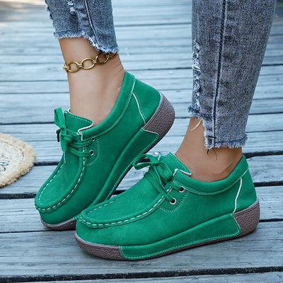 Sapatos ortopédicos confortáveis — apoio ergonómico do arco do pé, que alivia a dor, e biqueira larga que não aperta o pé.