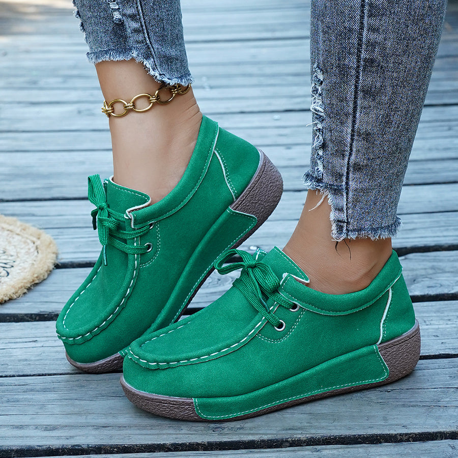 Sapatos ortopédicos confortáveis — apoio ergonómico do arco do pé, que alivia a dor, e biqueira larga que não aperta o pé.