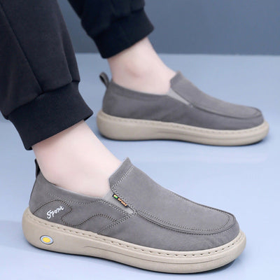Sapatos ortopédicos confortáveis — com apoio para o arco do pé, que aliviam a dor e protegem os joelhos, amortecendo o impacto.