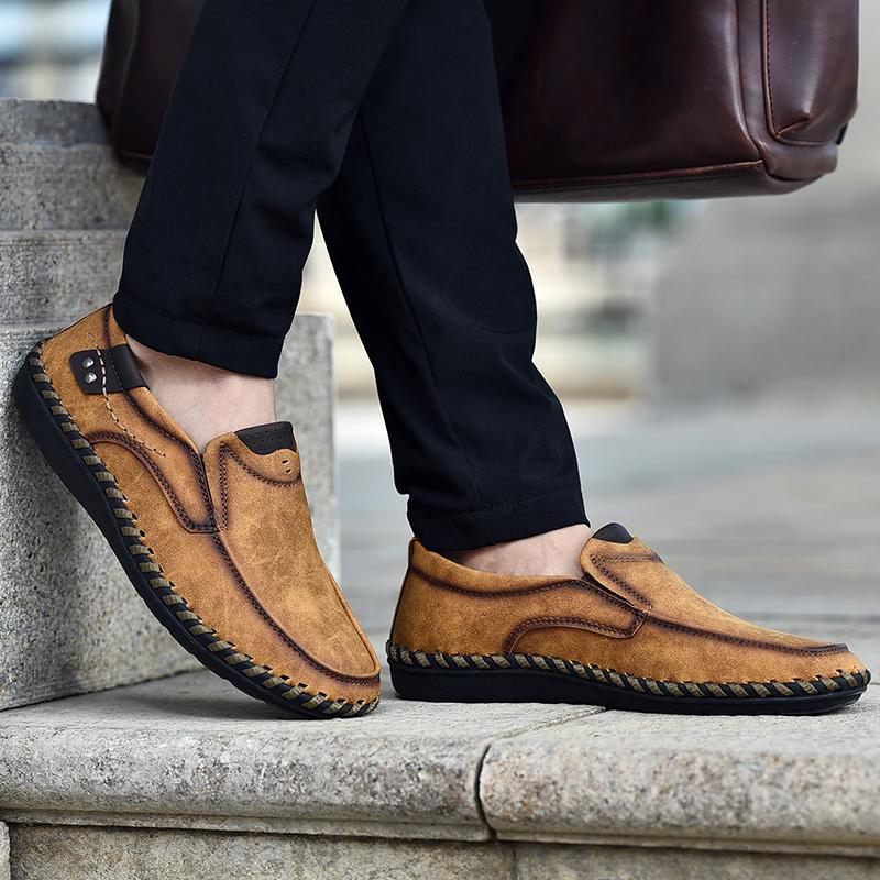 Sapatos ortopédicos confortáveis — apoio ergonómico do arco do pé, que alivia a dor, e biqueira larga que não aperta o pé.