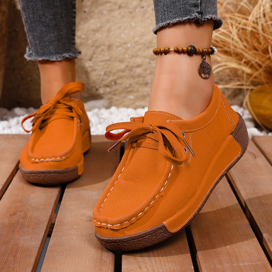Sapatos ortopédicos confortáveis — apoio ergonómico do arco do pé, que alivia a dor, e biqueira larga que não aperta o pé.
