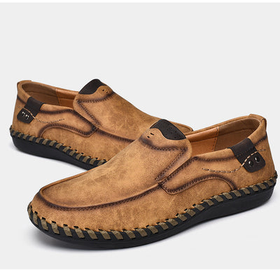 Sapatos ortopédicos confortáveis — apoio ergonómico do arco do pé, que alivia a dor, e biqueira larga que não aperta o pé.
