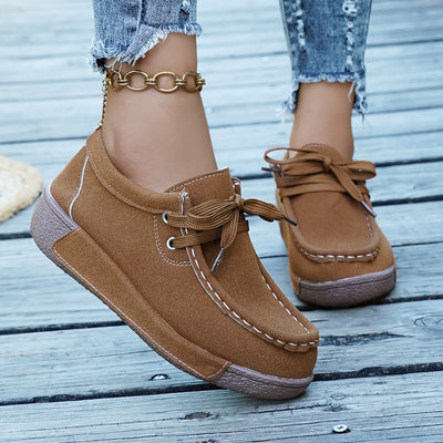 Sapatos ortopédicos confortáveis — apoio ergonómico do arco do pé, que alivia a dor, e biqueira larga que não aperta o pé.