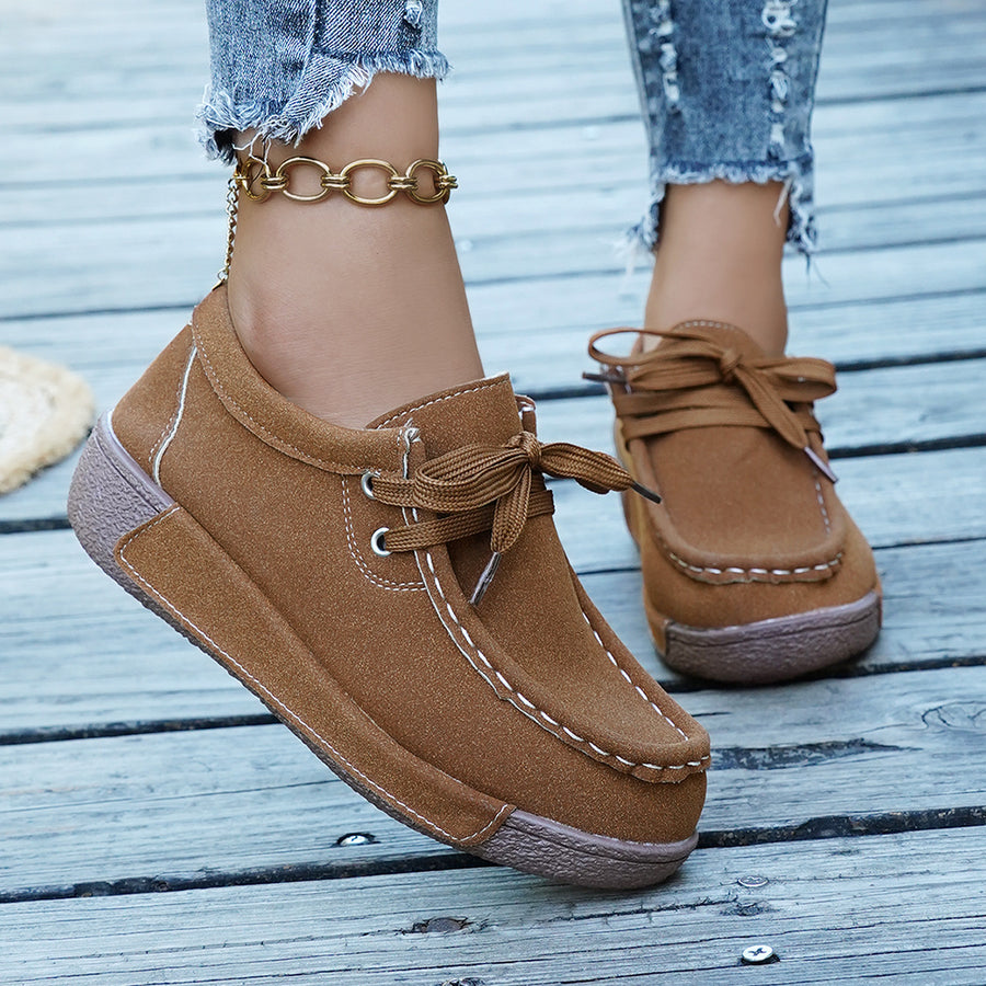 Sapatos ortopédicos confortáveis — apoio ergonómico do arco do pé, que alivia a dor, e biqueira larga que não aperta o pé.