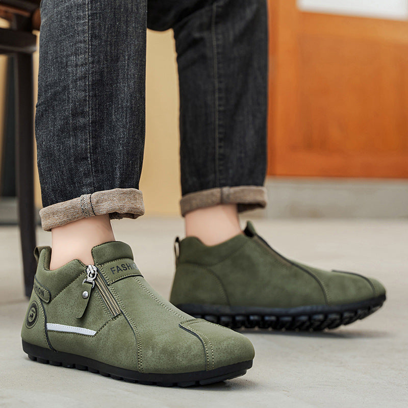 Sapatos ortopédicos confortáveis — apoio ergonómico do arco do pé, que alivia a dor, e biqueira larga que não aperta o pé.