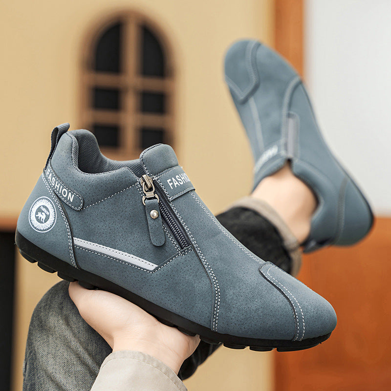 Sapatos ortopédicos confortáveis — apoio ergonómico do arco do pé, que alivia a dor, e biqueira larga que não aperta o pé.