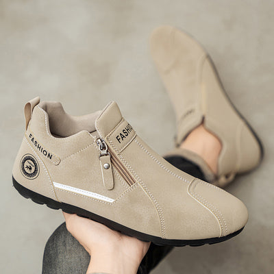 Sapatos ortopédicos confortáveis — apoio ergonómico do arco do pé, que alivia a dor, e biqueira larga que não aperta o pé.