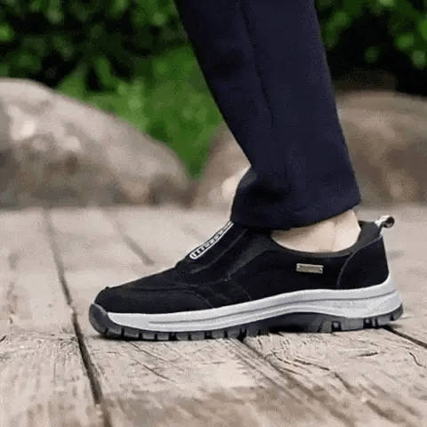 Sapatos ortopédicos confortáveis em camurça — macios e confortáveis, com excelente apoio — aliviam as dores nos pés.
