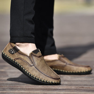 Sapatos ortopédicos confortáveis — apoio ergonómico do arco do pé, que alivia a dor, e biqueira larga que não aperta o pé.