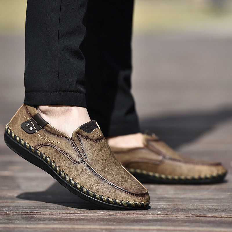 Sapatos ortopédicos confortáveis — apoio ergonómico do arco do pé, que alivia a dor, e biqueira larga que não aperta o pé.