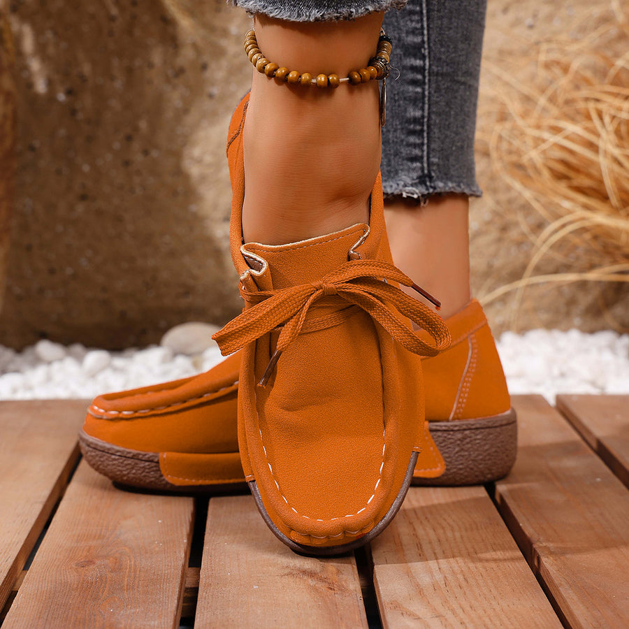 Sapatos ortopédicos confortáveis — apoio ergonómico do arco do pé, que alivia a dor, e biqueira larga que não aperta o pé.