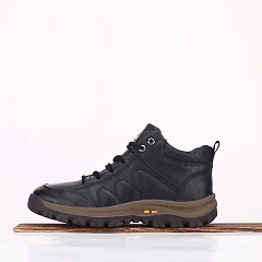 Sapatos ortopédicos para uso profissional — fabricados à mão em pele de vaca italiana; com apoio para o arco do pé; antiderrapantes e resistentes.