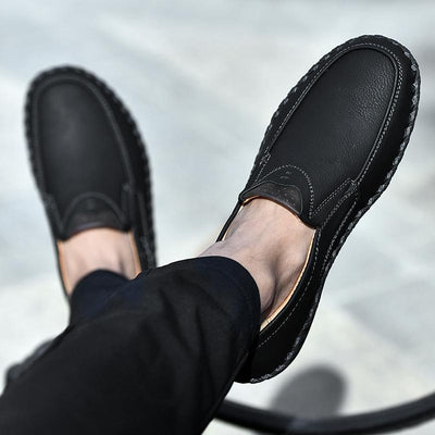Sapatos ortopédicos confortáveis — apoio ergonómico do arco do pé, que alivia a dor, e biqueira larga que não aperta o pé.