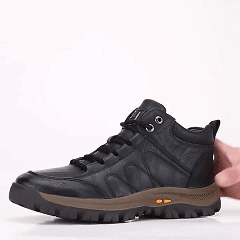 Sapatos ortopédicos para uso profissional — fabricados à mão em pele de vaca italiana; com apoio para o arco do pé; antiderrapantes e resistentes.
