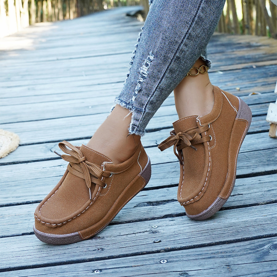 Sapatos ortopédicos confortáveis — apoio ergonómico do arco do pé, que alivia a dor, e biqueira larga que não aperta o pé.