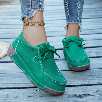 Sapatos ortopédicos confortáveis — apoio ergonómico do arco do pé, que alivia a dor, e biqueira larga que não aperta o pé.