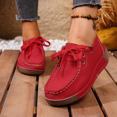Sapatos ortopédicos confortáveis — apoio ergonómico do arco do pé, que alivia a dor, e biqueira larga que não aperta o pé.
