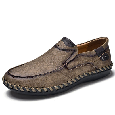 Sapatos ortopédicos confortáveis — apoio ergonómico do arco do pé, que alivia a dor, e biqueira larga que não aperta o pé.