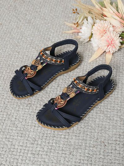 Sandálias de sola plana — com apoio para o arco do pé, para aliviar a dor; leves e com amortecimento.