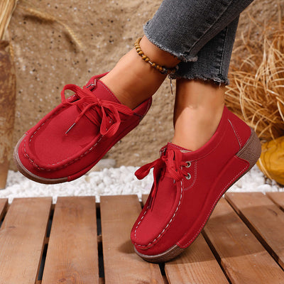 Sapatos ortopédicos confortáveis — apoio ergonómico do arco do pé, que alivia a dor, e biqueira larga que não aperta o pé.