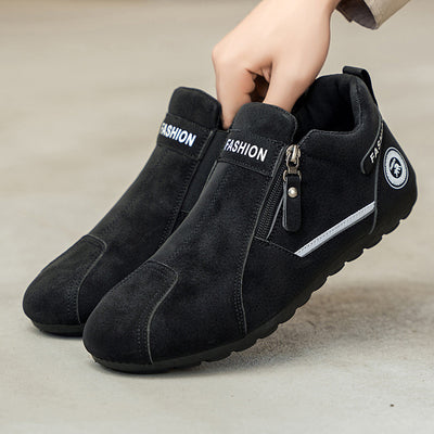 Sapatos ortopédicos confortáveis — apoio ergonómico do arco do pé, que alivia a dor, e biqueira larga que não aperta o pé.