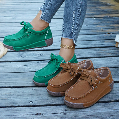 Sapatos ortopédicos confortáveis — apoio ergonómico do arco do pé, que alivia a dor, e biqueira larga que não aperta o pé.