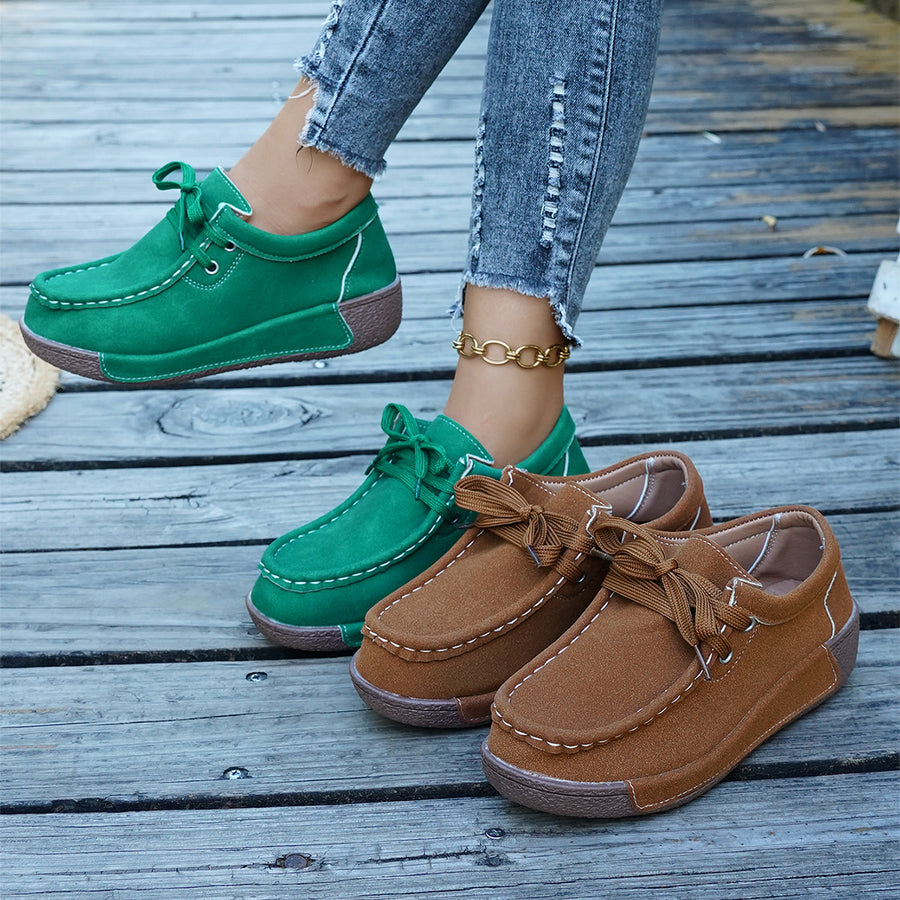 Sapatos ortopédicos confortáveis — apoio ergonómico do arco do pé, que alivia a dor, e biqueira larga que não aperta o pé.